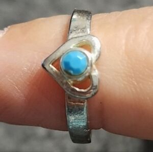 Silvertone Heart Toe Ring with Turquoise Stone